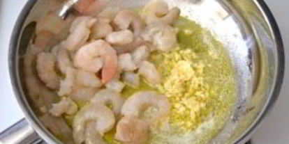 Шаг 1: пасты с креветками, базиликом и помидорами