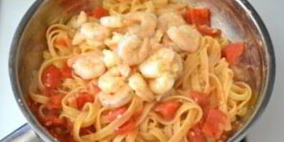 Шаг 5: пасты с креветками, базиликом и помидорами