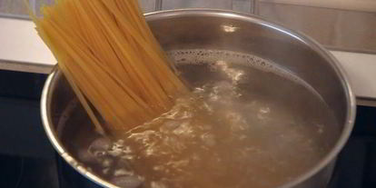 Шаг 7: спагетти под соусом болоньезе