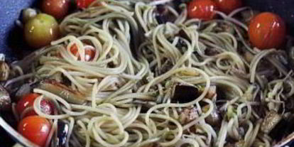 Шаг 1: спагетти с черри, баклажанами и пророщенной фасолью