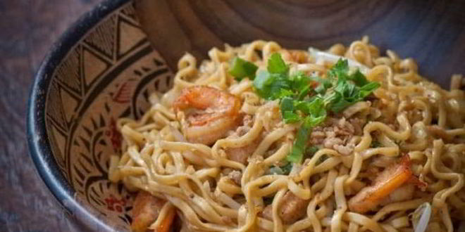 Рецепт жареной лапши с курицей и креветками