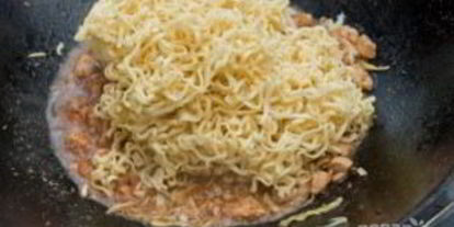 Шаг 11: жареной лапши с курицей и креветками