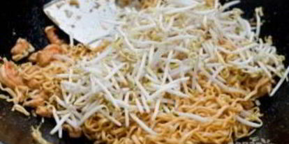 Шаг 12: жареной лапши с курицей и креветками