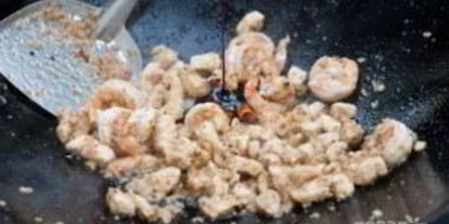 Шаг 8: жареной лапши с курицей и креветками