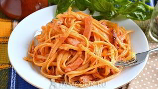 Рецепт Жареных макарон с колбасой в томатном соусе