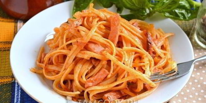 Рецепт Жареных макарон с колбасой в томатном соусе