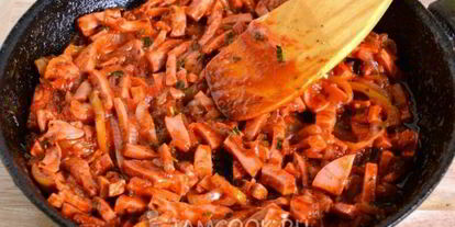 Шаг 4: жареных макарон с колбасой в томатном соусе