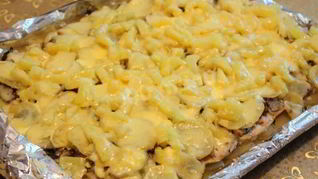 Рецепт Мяса по-французски с ананасами и картошкой в духовке