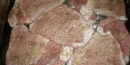 Шаг 2: мяса по-французски с грибами и помидорами