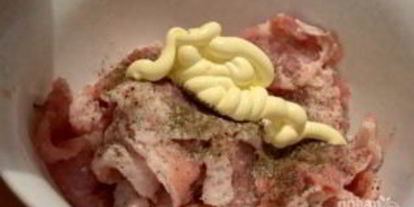 Шаг 2: мяса по-французски с грибами и сыром