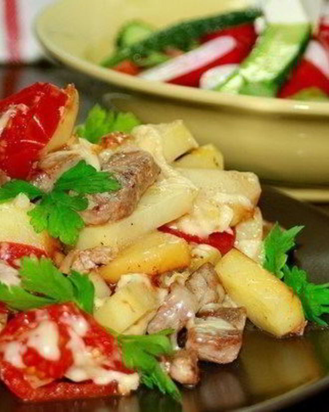 Рецепт свинины с картофелем, запеченная под сыром на сковороде по-французски