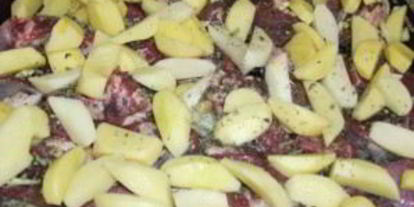 Шаг 2: баранины в духовке с картофелем