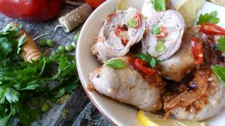 Рецепт Куриных голеней, фаршированных зеленым горошком и моцареллой