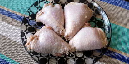 Шаг 1: куриных голеней, фаршированных зеленым горошком и моцареллой