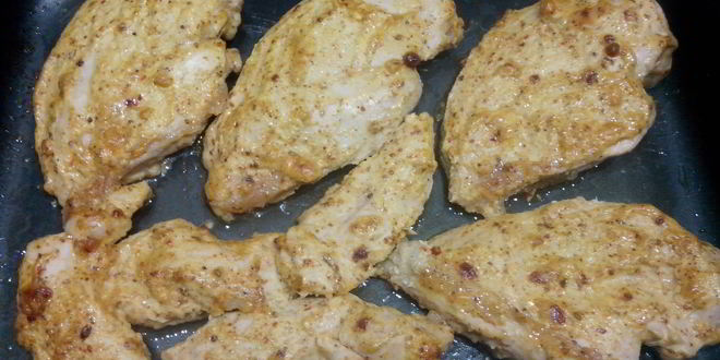 Рецепт куриных грудок, запеченных с майонезом и специями