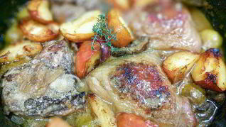 Рецепт Курицы, тушенной в сидре с яблоками