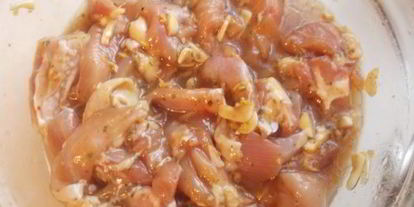 Шаг 3: курицы в мандариново-соевом маринаде с рисом