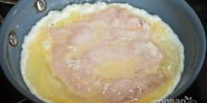 Шаг 4: мяса в омлете