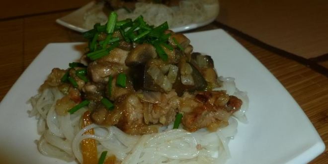 Рецепт Свинины с баклажанами, рисовой лапшой и грибным соусом