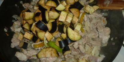 Шаг 4: свинины с баклажанами, рисовой лапшой и грибным соусом