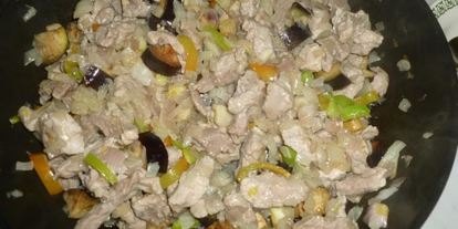 Шаг 5: свинины с баклажанами, рисовой лапшой и грибным соусом