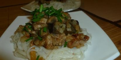 Шаг 6: свинины с баклажанами, рисовой лапшой и грибным соусом