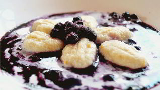 Рецепт Ньокков из творога с черничным соусом и сливками