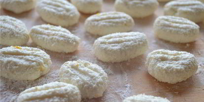 Шаг 6: ньокков из творога с черничным соусом и сливками