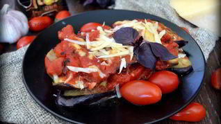 Рецепт Баклажанов с помидорами, запеченные в томатном соусе и сыре Джюгас