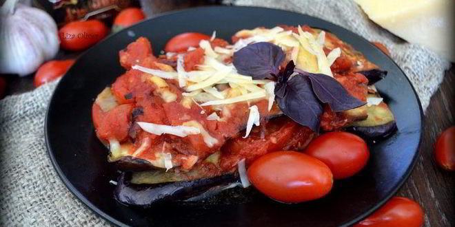 Рецепт Баклажанов с помидорами, запеченные в томатном соусе и сыре Джюгас