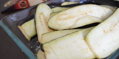 Шаг 1: баклажанов с помидорами, запеченные в томатном соусе и сыре джюгас