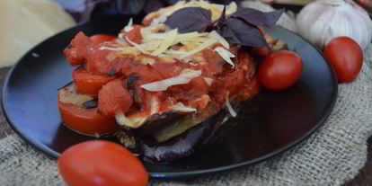 Шаг 10: баклажанов с помидорами, запеченные в томатном соусе и сыре джюгас