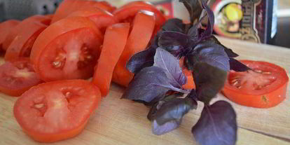 Шаг 2: баклажанов с помидорами, запеченные в томатном соусе и сыре джюгас