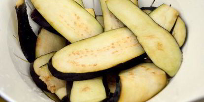 Шаг 4: баклажанов с помидорами, запеченные в томатном соусе и сыре джюгас