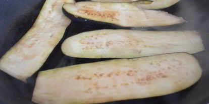 Шаг 5: баклажанов с помидорами, запеченные в томатном соусе и сыре джюгас