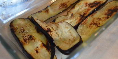 Шаг 6: баклажанов с помидорами, запеченные в томатном соусе и сыре джюгас