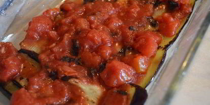 Шаг 7: баклажанов с помидорами, запеченные в томатном соусе и сыре джюгас