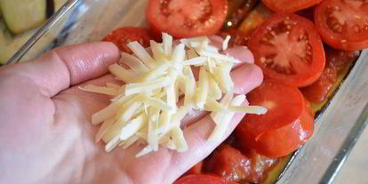 Шаг 8: баклажанов с помидорами, запеченные в томатном соусе и сыре джюгас