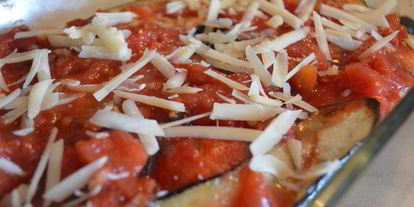 Шаг 9: баклажанов с помидорами, запеченные в томатном соусе и сыре джюгас