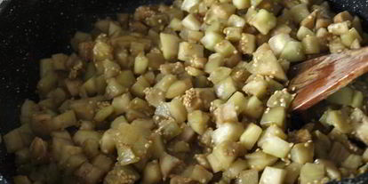 Шаг 2: перца фаршированного баклажанами в томате