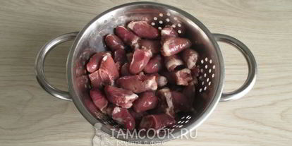 Шаг 4: тушеной картошки с куриными сердечками в мультиварке