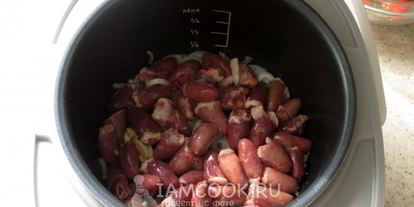 Шаг 6: тушеной картошки с куриными сердечками в мультиварке