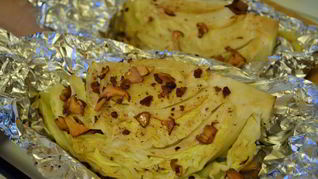 Рецепт Запеченной капусты с беконом и лисичками