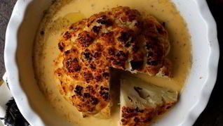 Рецепт Запеченной целиком цветная капуста в сырно-пивном соусе