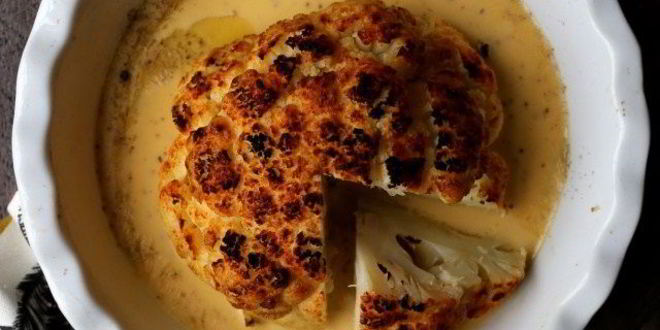 Рецепт Запеченной целиком цветная капуста в сырно-пивном соусе