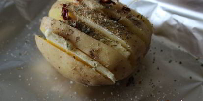 Шаг 2: запеченного картофеля с маслом и пряностями