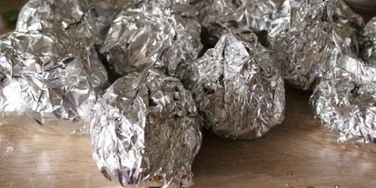 Шаг 3: запеченного картофеля с маслом и пряностями