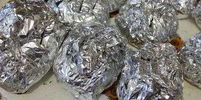 Шаг 4: запеченного картофеля с маслом и пряностями