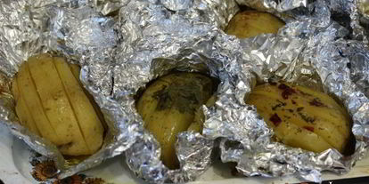 Шаг 5: запеченного картофеля с маслом и пряностями