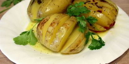 Шаг 6: запеченного картофеля с маслом и пряностями